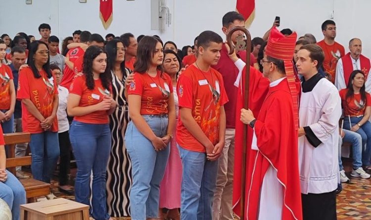 Dom Luiz Fernando ministra Crisma para 54 fiéis em Dores do Rio Preto