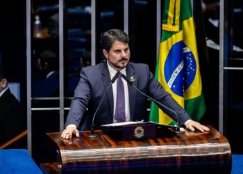 Senador Marcos do Val conversa com bolsonarismo de olho na reeleição