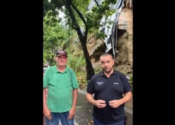 [Cachoeiro] Avenida Jerônimo Ribeiro interditada por risco de deslizamento de pedras