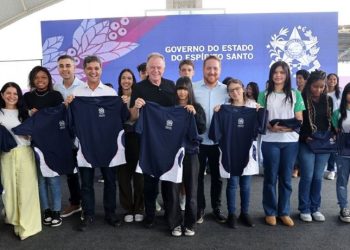 Casagrande e Ricardo Ferraço recepcionam estudantes no primeiro dia letivo de 2026