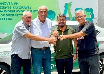 Allan Ferreira faz entrega de veículo para fortalecer cooperativismo capixaba