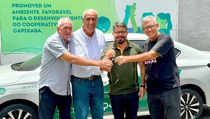 Allan Ferreira faz entrega de veículo para fortalecer cooperativismo capixaba