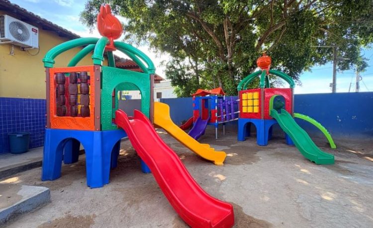 [Marataízes] Três escolas municipais recebem brinquedos e parquinhos