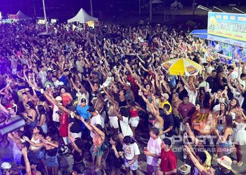 [Marataízes] Terceira noite de carnaval agita foliões na Praia Central e na Barra