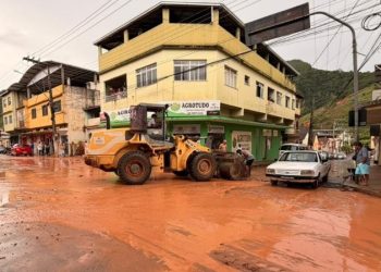 Temporal alaga ruas de Muniz Freire na tarde desta segunda-feira (09)