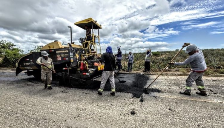 [Marataízes] Prefeitura recupera estrada de acesso à Nova Canaã