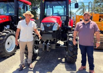 [Marataízes] Prefeitura recebe trator agrícola do Governo do Estado