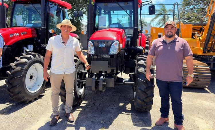 [Marataízes] Prefeitura recebe trator agrícola do Governo do Estado