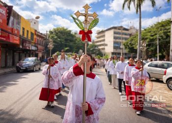[Cachoeiro] Fiéis lotam procissão de Ramos marcando início da Semana Santa