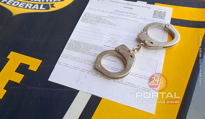PRF detém foragido da Justiça em ônibus interestadual em Guarapari