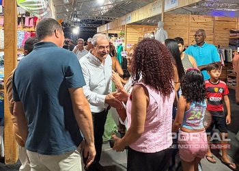 Marataízes abre 116ª Festa das Canoas com homenagens e grande público