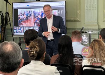 [Estado] Governo apresenta implantação de telas interativas nas Escolas do Futuro