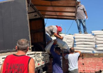 Agricultores de Marataízes recebem nova remessa de adubo e calcário