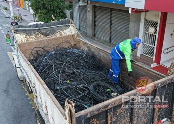 [Cariacica] Mais de uma tonelada de fios sem uso são retirados durante higienização de postes na Expedito Garcia