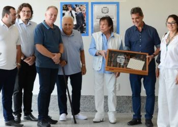 Em Cachoeiro, Roberto Carlos se emociona em homenagem ao pai, Robertino Braga