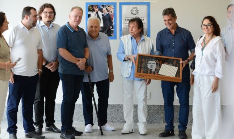 Em Cachoeiro, Roberto Carlos se emociona em homenagem ao pai, Robertino Braga