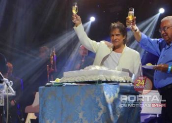 [Cachoeiro] Descubra o recheio e o peso do bolo para aniversário de Roberto Carlos