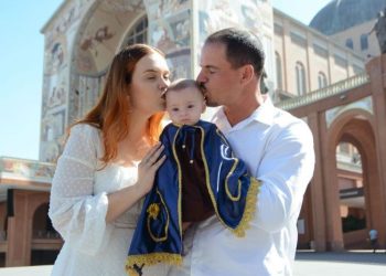 [Jerônimo Monteiro] Bebê com 1% de chance de vida supera prognóstico e é batizada em Aparecida