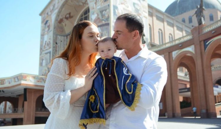 [Jerônimo Monteiro] Bebê com 1% de chance de vida supera prognóstico e é batizada em Aparecida