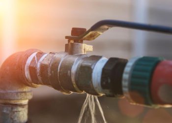 BRK orienta moradores sobre como identificar vazamentos internos e evitar desperdícios de água