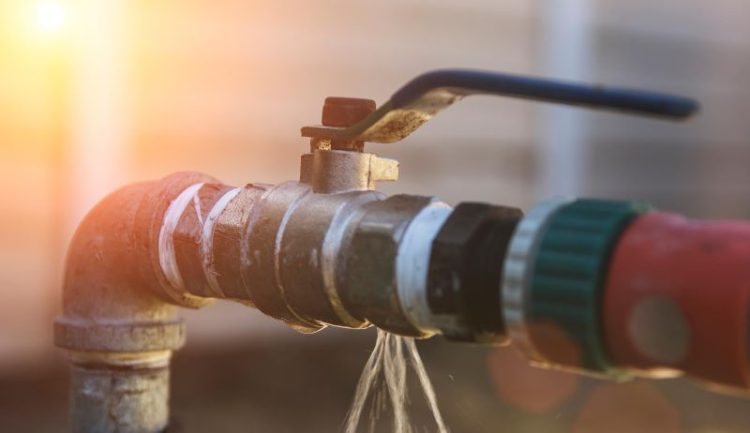 BRK orienta moradores sobre como identificar vazamentos internos e evitar desperdícios de água